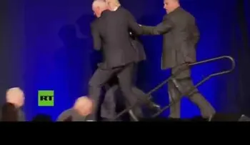 Agentes del Servicio Secreto de EEUU sacan a Trump del escenario en un mitin (VIDEO)