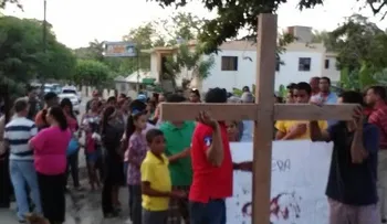 Realizan viacrucis por asfaltado de carretera en comunidad de Moca