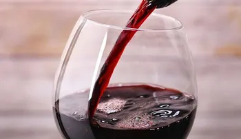 Beber vino tinto puede ayudar a quemar grasas
