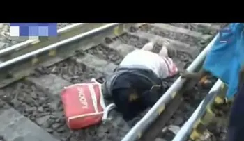 Tren le pasa encima a esta mujer y vive para contarlo