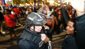 Segunda noche de protestas violentas en Charlotte