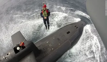 Macron desciende a un submarino nuclear en un ejercicio de simulacro