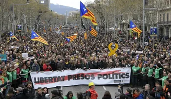 Miles de personas marchan en Barcelona en contra del arresto de Carles Puidgemont