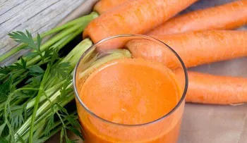 Un batido depurarativo rejuvenecedor con naranja, zanahoria, pepino y apio