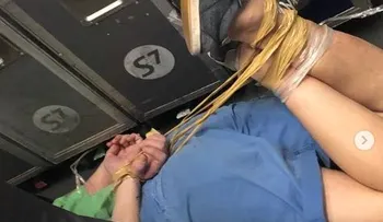 Pasajero borracho se pasa de contento y lo atan de pies y manos 