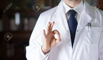 El hombre va al médico porque siente un malestar en el estómago