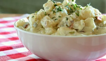 Ensalada de papa de coliflor saludable y baja en carbohidratos
