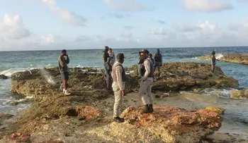 Agentes PN retiran personas cerca del Mar Caribe, en la Avenida España