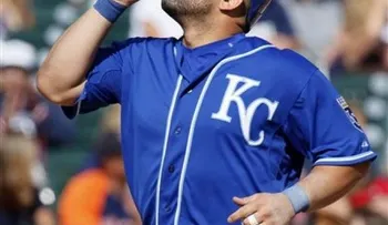 Morales conecta 3 jonrones y Reales aplastan a Tigres