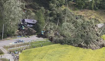 Las sorprendentes imágenes de las casas enterradas por los deslizamientos en Japón tras el sismo de magnitud 6,7
