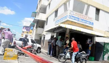 Asaltantes roban 3 millones de pesos a una agencia de cambio en Santiago.