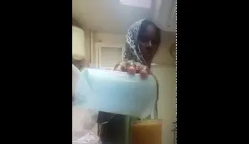 ¿Qué tan mal jefe se necesita ser para que echen esto en su jugo? (FUERTE VIDEO)