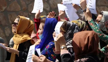 Los talibanes dispersan una protesta de mujeres con gases y tiros al aire