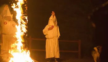 Juzgan a un abogado que va con capucha del Ku Klux Klan a reuniones gubernamentales en Los Ángeles