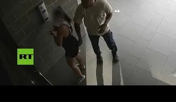 La manosea varias veces porque tiene "el mejor trasero" (VIDEO)