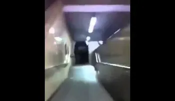 Jóvenes ebrios empujan un auto por las escaleras mecánicas del metro (VIDEO)