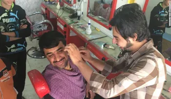 La vida después de ISIS: volverse a cortar el pelo, la barba y fumar en público