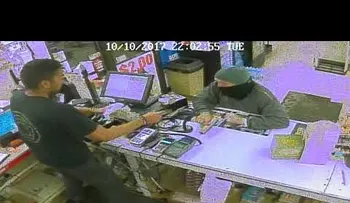 Intenta atracar una tienda pero no esperaba que el cajero lo fuera a desarmar