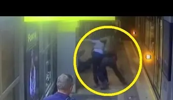 Superhéroe ocasional: Separa con una llave ninja a dos contrincantes