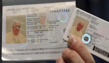 El papa Francisco: revelan con qué pasaporte viaja al extranjero