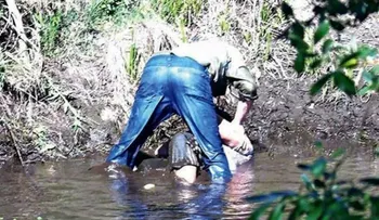 Lo filmaron intentando ahogar a su esposa en un río, sorprende a los jueces: "Me resbalé"
