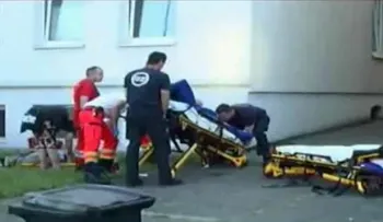 Tenían sexo, caen por la ventana y mueren