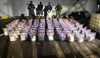 Intervienen narcolancha con dos hombres y 389 paquetes de presunta cocaína