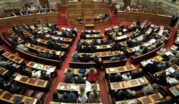 Parlamento griego da el mandato al gobierno para negociar acuerdo con socios