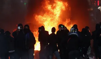 París vuelve a vivir disturbios y saqueos cerca de la plaza de la República tras las protestas por el costo de vida