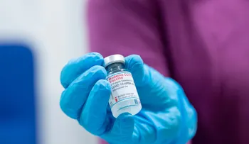 Vacunas de Pfizer y Moderna son efectivas en mujeres embarazadas y lactantes