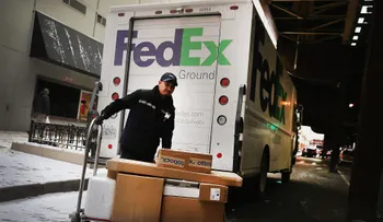 Usuarios llaman a FedEx el Grinch de la Navidad por retrasos en envíos en Nochebuena