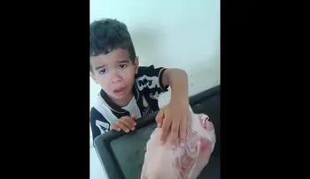 "Mamá, déjalo en paz": un niño ruega a su madre que no cocine un pollo