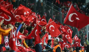 Hinchas abuchean durante minuto de silencio por víctimas de París antes del partido de fútbol entre Turquía y Grecia