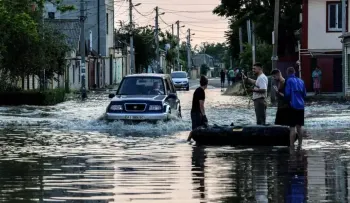 Rescatan más de 2.000 personas de zonas siniestradas por destrucción de una presa en Ucrania 