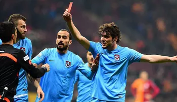 ¿Qué pasa cuando un jugador le saca tarjeta roja al árbitro?