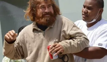 Hombre es comido por tiburón despues de pescarlo