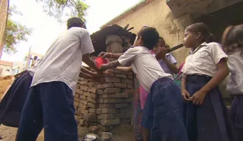 97 niños hospitalizados en India tras comer un menú escolar