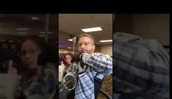 Un hombre insulta y golpea a otro en un aeropuerto de EE.UU. por hablar español con su madre
