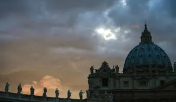 Procesan exdiplomático del Vaticano por cargos de pornografía infantil