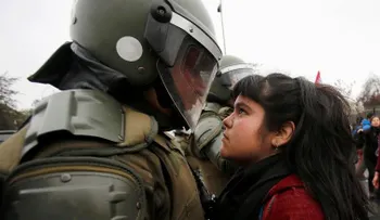 La imagen viral de la mirada desafiante de una manifestante en Chile