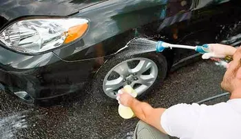 Crean un material que 'cicatrizará' los rayones en los autos