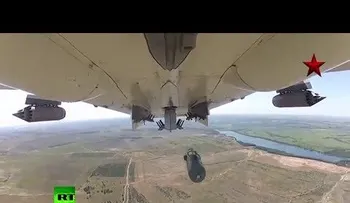 Video: Imágenes exclusivas: prueba de bombardeo del caza Su-24 de la Fuerza Aérea rusa