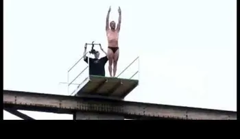 Las imágenes pueden herir tu sensibilidad: Muere al realizar un salto desde un puente (18+)