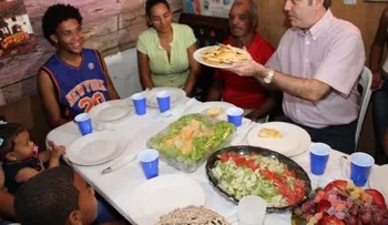 Abinader cena con familia humilde en Santiago