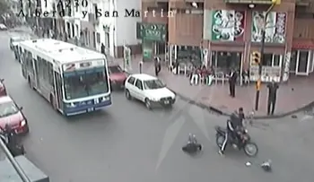 Moto atropella un bebé que iba con su mamá (Video)
