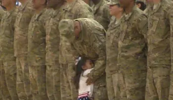 Niña interrumpe ceremonia militar para abrazar a su papá, que no veía hace meses (VIDEO)