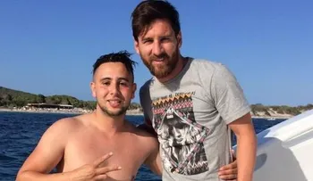 Un joven burla la seguridad y llega hasta el yate de su ídodo Messi