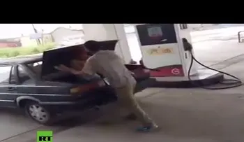 Un hombre golpea a su esposa y la mete en el maletero de su coche (VIDEO)
