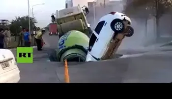 Un inmenso socavón en plena calle se traga un camión y un automóvil en Argentina (1)