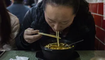 Cierran varios restaurantes en China por servir alimentos con polvo de amapola adictivo